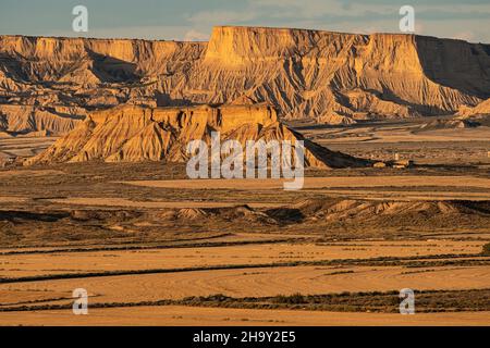 Landschaft von Piskerra Zone mit einzigartigen Felsformationen in Wüstengebiet von Las Bardenas Reales in Navarra bei Sonnenuntergang aus einem Aussichtspunkt, Spanien Stockfoto