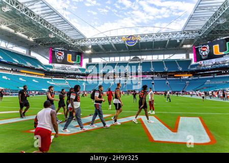 23. Oktober 2021 - Miami Gardens, Florida, USA: Miami Hurricanes gegen NC State Wolfpack, 2021 College Football Game im Hard Rock Stadium. Stockfoto