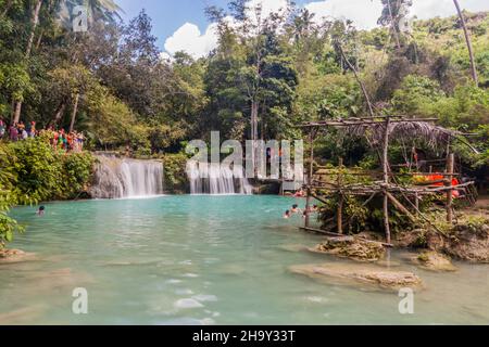 SIQUIJOR, PHILIPPINEN - 9. FEBRUAR 2018: Die Menschen genießen die Cambugahay Falls auf der Insel Siquijor, Philippinen. Stockfoto