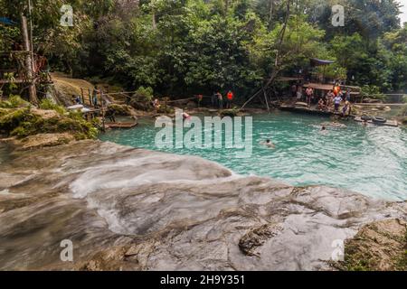 SIQUIJOR, PHILIPPINEN - 9. FEBRUAR 2018: Die Menschen genießen die Cambugahay Falls auf der Insel Siquijor, Philippinen. Stockfoto