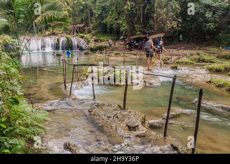 SIQUIJOR, PHILIPPINEN - 9. FEBRUAR 2018: Die Menschen genießen die Cambugahay Falls auf der Insel Siquijor, Philippinen. Stockfoto