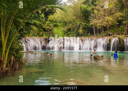 SIQUIJOR, PHILIPPINEN - 9. FEBRUAR 2018: Die Menschen genießen die Cambugahay Falls auf der Insel Siquijor, Philippinen. Stockfoto