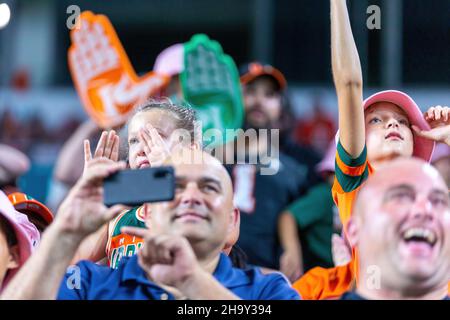 23. Oktober 2021 - Miami Gardens, Florida, USA: Miami Hurricanes gegen NC State Wolfpack, 2021 College Football Game im Hard Rock Stadium. Stockfoto