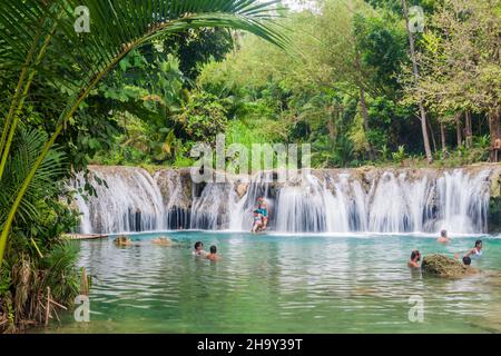 SIQUIJOR, PHILIPPINEN - 9. FEBRUAR 2018: Die Menschen genießen die Cambugahay Falls auf der Insel Siquijor, Philippinen. Stockfoto