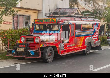 LOBOC, PHILIPPINEN - 10. FEB 2018: Lokales Transportmittel, Jeepney, im Dorf Loboc, Bohol Insel Philippinen Stockfoto