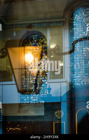 Reflections, Saint Vedast-alias-Foster, erbaut von Christopher Wren im 17th. Jahrhundert, City of London, London, England, Großbritannien Stockfoto