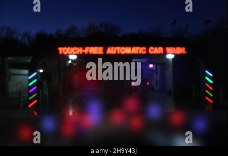 Verwackelte Hintergrundfarbe, Neon Touch Free, Automatische Autowäsche Stockfoto