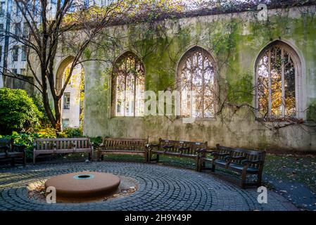 St. Dunstan im East Church Garden, inmitten der Ruinen einer Wren-Kirche, City of London, London, England, Großbritannien Stockfoto