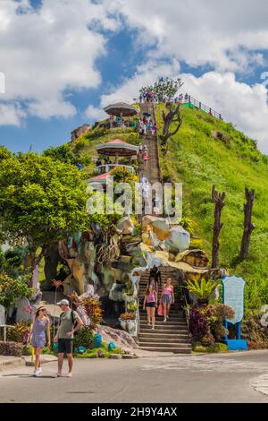 BOHOL ISLAND, PHILIPPINEN - 11. FEBRUAR 2018: Treppen zum Aussichtspunkt Chocolate Hills auf der Insel Bohol. Stockfoto