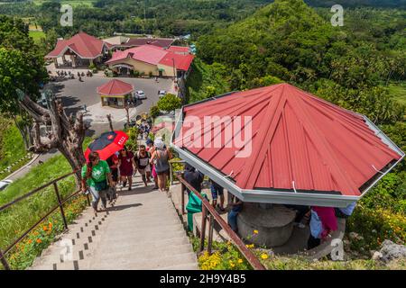 BOHOL ISLAND, PHILIPPINEN - 11. FEBRUAR 2018: Treppe zum Chocolate Hills View Point. Stockfoto