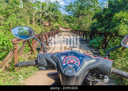 BOHOL ISLAND, PHILIPPINEN - 11. FEBRUAR 2018: Roller auf einer Holzbrücke auf der Bohol Island, Philippinen Stockfoto