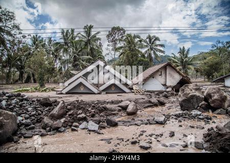 Kamar Kajang, Indonesien. 09th Dez 2021. Ein Haus, das nach dem Ausbruch des Berges Semeru in Kamar Kajang, Lumajang, von vulkanischer Asche bedeckt war. Mindestens 14 Menschen sind tot und Dutzende werden verletzt, nachdem Mount Semeru, ein Vulkan in der indonesischen Provinz Ost-Java, am Samstag ausbrach und Aschetürme und heiße Wolken warf, die nahe gelegene Dörfer bedeckten. Kredit: SOPA Images Limited/Alamy Live Nachrichten Stockfoto