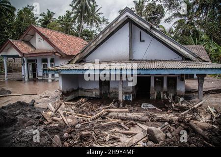 Kamar Kajang, Indonesien. 09th Dez 2021. Ein Haus, das nach dem Ausbruch des Berges Semeru in Kamar Kajang, Lumajang, von vulkanischer Asche bedeckt war. Mindestens 14 Menschen sind tot und Dutzende werden verletzt, nachdem Mount Semeru, ein Vulkan in der indonesischen Provinz Ost-Java, am Samstag ausbrach und Aschetürme und heiße Wolken warf, die nahe gelegene Dörfer bedeckten. Kredit: SOPA Images Limited/Alamy Live Nachrichten Stockfoto