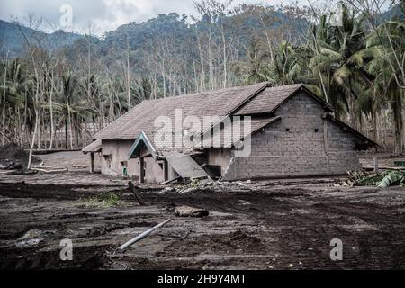 Kamar Kajang, Indonesien. 09th Dez 2021. Ein Haus, das nach dem Ausbruch des Berges Semeru in Kamar Kajang, Lumajang, von vulkanischer Asche bedeckt war. Mindestens 14 Menschen sind tot und Dutzende werden verletzt, nachdem Mount Semeru, ein Vulkan in der indonesischen Provinz Ost-Java, am Samstag ausbrach und Aschetürme und heiße Wolken warf, die nahe gelegene Dörfer bedeckten. Kredit: SOPA Images Limited/Alamy Live Nachrichten Stockfoto