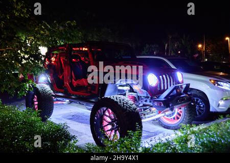 01. Dez. 2021 - Fort Lauderdale, Florida, USA: Große Menorah-Lichtfeier im Jüdischen Zentrum Las Olas Chabad. Jährliche Auto Menorah Parade 2021 Stockfoto