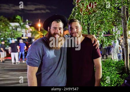 01. Dez. 2021 - Fort Lauderdale, Florida, USA: Große Menorah-Lichtfeier im Jüdischen Zentrum Las Olas Chabad. Jährliche Auto Menorah Parade 2021 Stockfoto