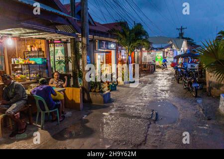 MOALBOAL, PHILIPPINEN - 13. FEBRUAR 2018: Abendansicht von Open-Air-Restaurants in Moalboal, Cebu Island, Philippinen Stockfoto