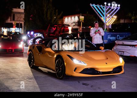 01. Dez. 2021 - Fort Lauderdale, Florida, USA: Große Menorah-Lichtfeier im Jüdischen Zentrum Las Olas Chabad. Jährliche Auto Menorah Parade 2021 Stockfoto