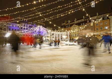 Warschau, Polen. 7th Dez 2021. Auf dem Alten Marktplatz in Warschau, Polen, Schlittschuhlaufen, 7. Dezember 2021. Jedes Jahr wird die Altstadt der Stadt mit tausenden von Objekten in verschiedenen Lichtfarben für die Weihnachtszeit geschmückt. Quelle: Str/Xinhua/Alamy Live News Stockfoto