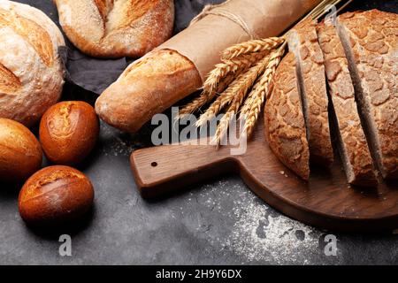 Verschiedene Brotsorten auf dem Steintisch Stockfoto