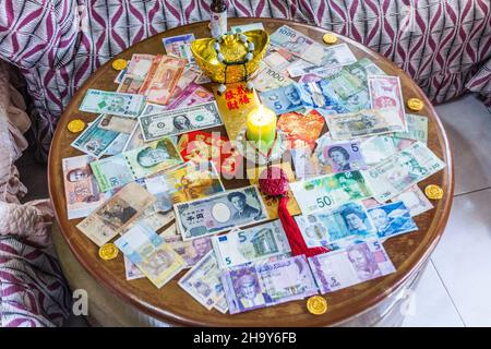 CEBU, PHILIPPINEN - 16. FEBRUAR 2018: Tabelle mit Banknoten verschiedener Länder Stockfoto
