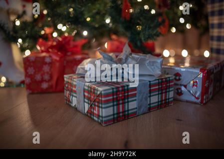 Geschmückter Weihnachtsbaum und Geschenke unter Tannenbaum Stockfoto