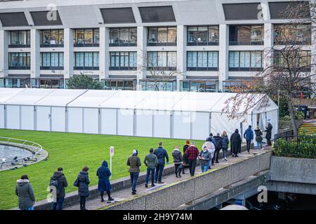 WESTMINSTER LONDON, GROSSBRITANNIEN. 9. Dezember 2021. Eine Reihe von Menschen warten darauf, ein Covid-Impfzentrum außerhalb des Krankenhauses von Saint Thomas zu betreten. Premierminister Boris Johnson hat während einer Fernsehansprache in der Downing Street am Mittwochabend strengere Beschränkungen für Plan B Covid angekündigt, darunter Heimarbeit, das Tragen von Masken und die Einführung von Covid-Pässen, um den exponentiellen Anstieg der omicron-Variante angesichts des Weihnachtsparty-Skandals in der Downing Street zu bekämpfen. Kredit: amer ghazzal/Alamy Live Nachrichten Stockfoto