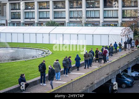 WESTMINSTER LONDON, GROSSBRITANNIEN. 9. Dezember 2021. Eine Reihe von Menschen warten darauf, ein Covid-Impfzentrum außerhalb des Krankenhauses von Saint Thomas zu betreten. Premierminister Boris Johnson hat während einer Fernsehansprache in der Downing Street am Mittwochabend strengere Beschränkungen für Plan B Covid angekündigt, darunter Heimarbeit, das Tragen von Masken und die Einführung von Covid-Pässen, um den exponentiellen Anstieg der omicron-Variante angesichts des Weihnachtsparty-Skandals in der Downing Street zu bekämpfen. Kredit: amer ghazzal/Alamy Live Nachrichten Stockfoto