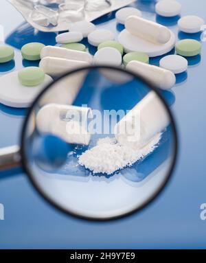 Tabletten, Lupe, offen, Medikamente, Arzneimittel, Droge, Teile, Drogenmissbrauch, Tablette, blau, Rezepte, Inhalt, Pillen, Drogen, offen, Medizin, Drogen, c Stockfoto