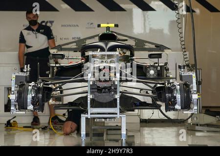 Abu Dhabi, VAE. 9th., 2021. Dezember 09.12.2021, Yas Marina Circuit, Abu Dhabi, FORMEL 1 ETIHAD AIRWAYS ABU DHABI GRAND PRIX 2021, auf dem Bild Alpha Tauri Mechanik arbeitet an dem Auto von Pierre Gasly (FRA), Scuderia AlphaTauri Honda Stockfoto