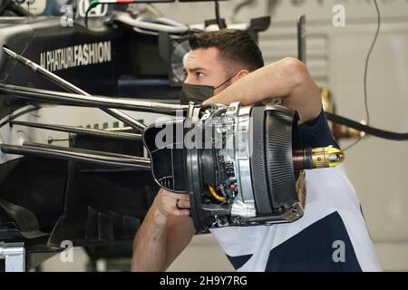 Abu Dhabi, VAE. 9th., 2021. Dezember 09.12.2021, Yas Marina Circuit, Abu Dhabi, FORMEL 1 ETIHAD AIRWAYS ABU DHABI GRAND PRIX 2021, im Bild Alpha Tauri Mechaniker, die an dem Auto von Yuki Tsunoda (JPN), Scuderia AlphaTauri Honda, arbeiten Stockfoto