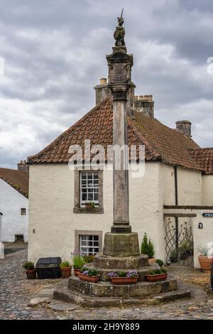 Mercat Cross auf Tanhouse Brae im historischen Dorf Culross in Fife, Schottland, Großbritannien Stockfoto