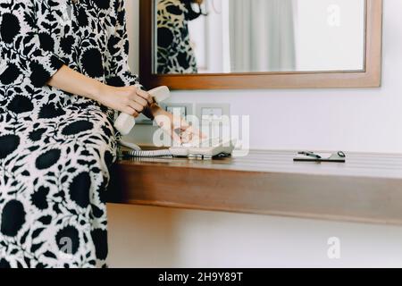 Die Telefonnummer einer Geschäftsfrau im Hotelzimmer. Stockfoto