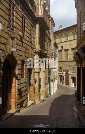 Fermo, Marken, Italien: Alte Gebäude in der historischen Stadt Stockfoto