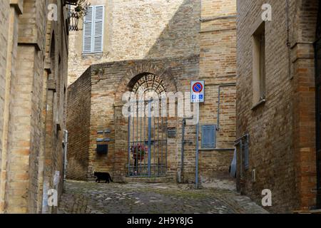 Fermo, Marken, Italien: Alte Gebäude in der historischen Stadt Stockfoto