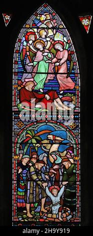 Ein Buntglasfenster, das Joseph aus dem Brunnen gezogen und Jakobs Traum in Bethel, St. Mary's Church, Old Hunstanton, Norfolk darstellt Stockfoto