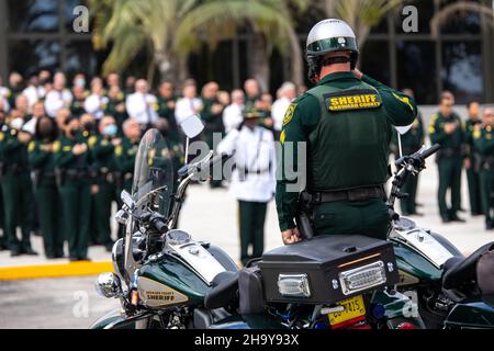 09. November 2021 – Sunrise, Florida, USA: Gedenkgottesdienst für Mitarbeiter des Broward Sheriff Office BSO, die an COVID-19 im Faith Center gestorben sind Stockfoto