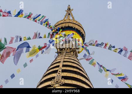 Buddhistische Gebetsfahnen auf dem Hauptstupa im Swayambhunath-Tempelkomplex in Kathmandu, Nepal. Stockfoto