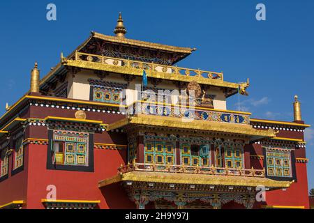 Der reich verzierte Haupttempel des buddhistischen Klosters Sechen Tennyi Dargyeling in Kathmandu, Nepal. Stockfoto