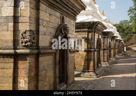 Votivschreine des Pandra Shivalaya im Hindu-Tempelkomplex Pashupatinath in Kathmandu, Nepal. Stockfoto