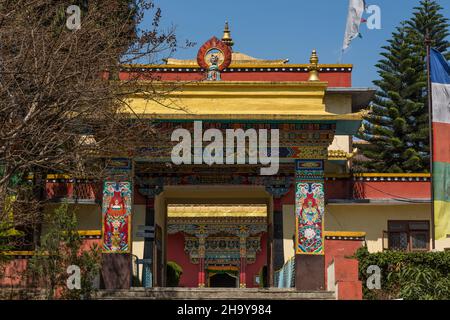 Das kunstvoll verzierte Tor des Klosters Sechen, einem buddhistischen Kloster in Kathmandu, Nepal. Stockfoto