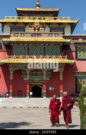 Zwei buddhistische Mönche vor dem Haupttempel des Klosters Sechen Tennyi Dargyeling in Kathmandu, Nepal. Stockfoto