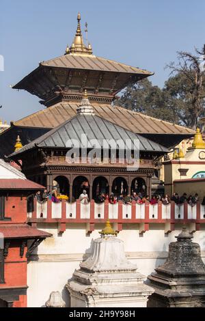 Gläubige warten darauf, den Haupttempel im Hindu-Tempelkomplex Pashupatinath in Kathmandu, Nepal, zu betreten. Stockfoto