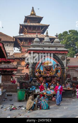 Hindu-Gläubige opfern am Hindu-Schrein des Kala oder Black Bhairab auf dem Durbar Square, Kathamandu, Nepal. Der Black Bhairab ist das Ziel Stockfoto