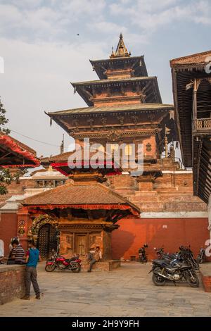 Der Taleju-Tempel erhebt sich hinter einem kleineren Schrein am Durbar Square, Kathamandu, Nepal. Stockfoto