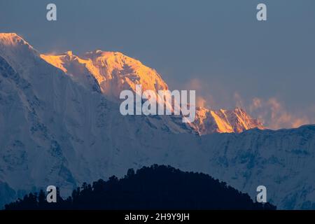 Erstes Licht auf Annapurna South im Annapurna Himal des nepalesischen Himalaya. Dhampus, Nepal. Stockfoto