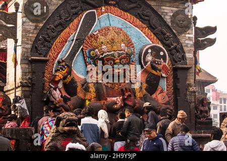 Hindu-Gläubige opfern am Hindu-Schrein des Kala oder Black Bhairab auf dem Durbar Square, Kathamandu, Nepal. Der Black Bhairab ist das Ziel Stockfoto