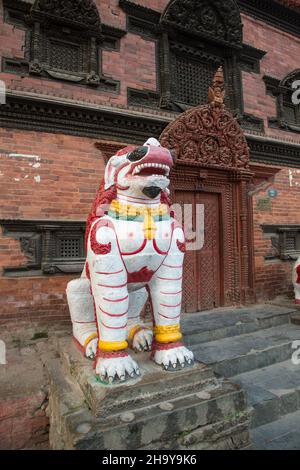 Ein männlicher weißer Löwe bewacht den Eingang zum Kumari Bahal auf dem Durbar Square, Kathamandu, Nepal. Stockfoto