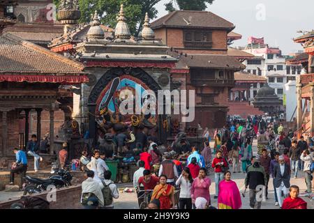 Die Makhan Tole Street führt am Schrein von Kala Bhairab am Durbar Square, Kathamandu, Nepal, vorbei. Stockfoto