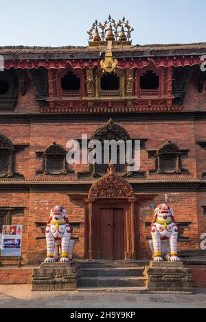 Männliche und weibliche weiße Löwen bewachen den Eingang zum Kumari Bahal auf dem Durbar Square, Kathamandu, Nepal. Stockfoto